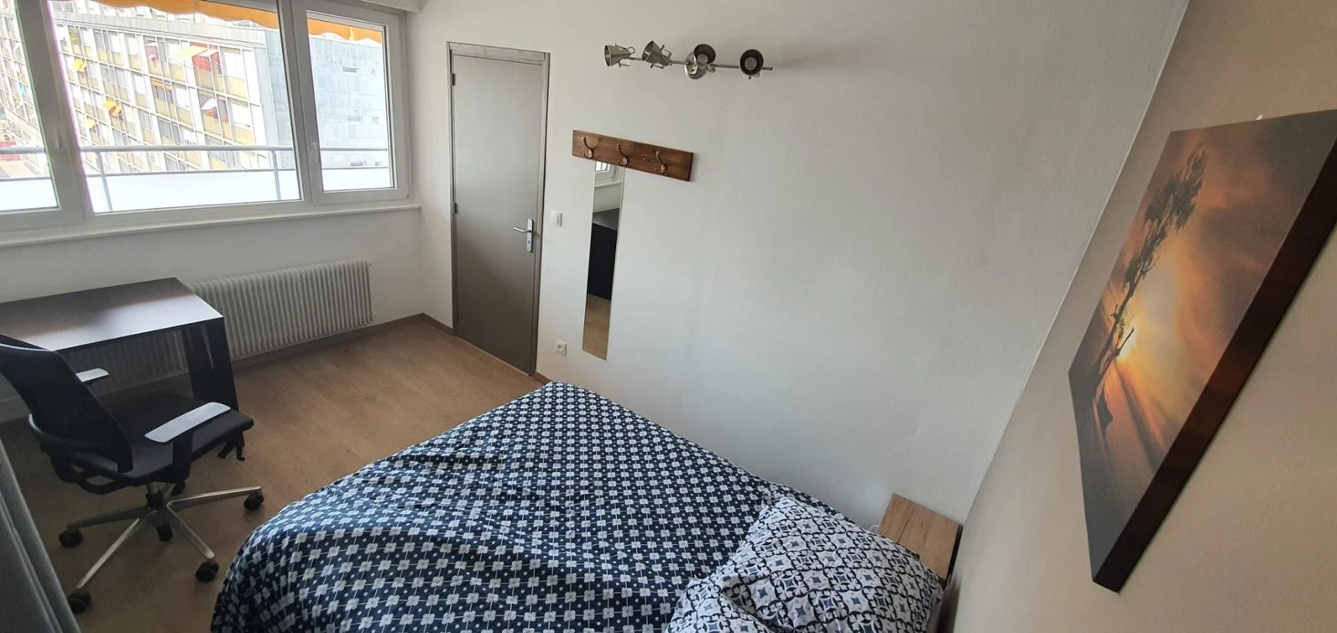 Habitación estudiantil luminosa y aireada con fácil acceso a la universidad en 