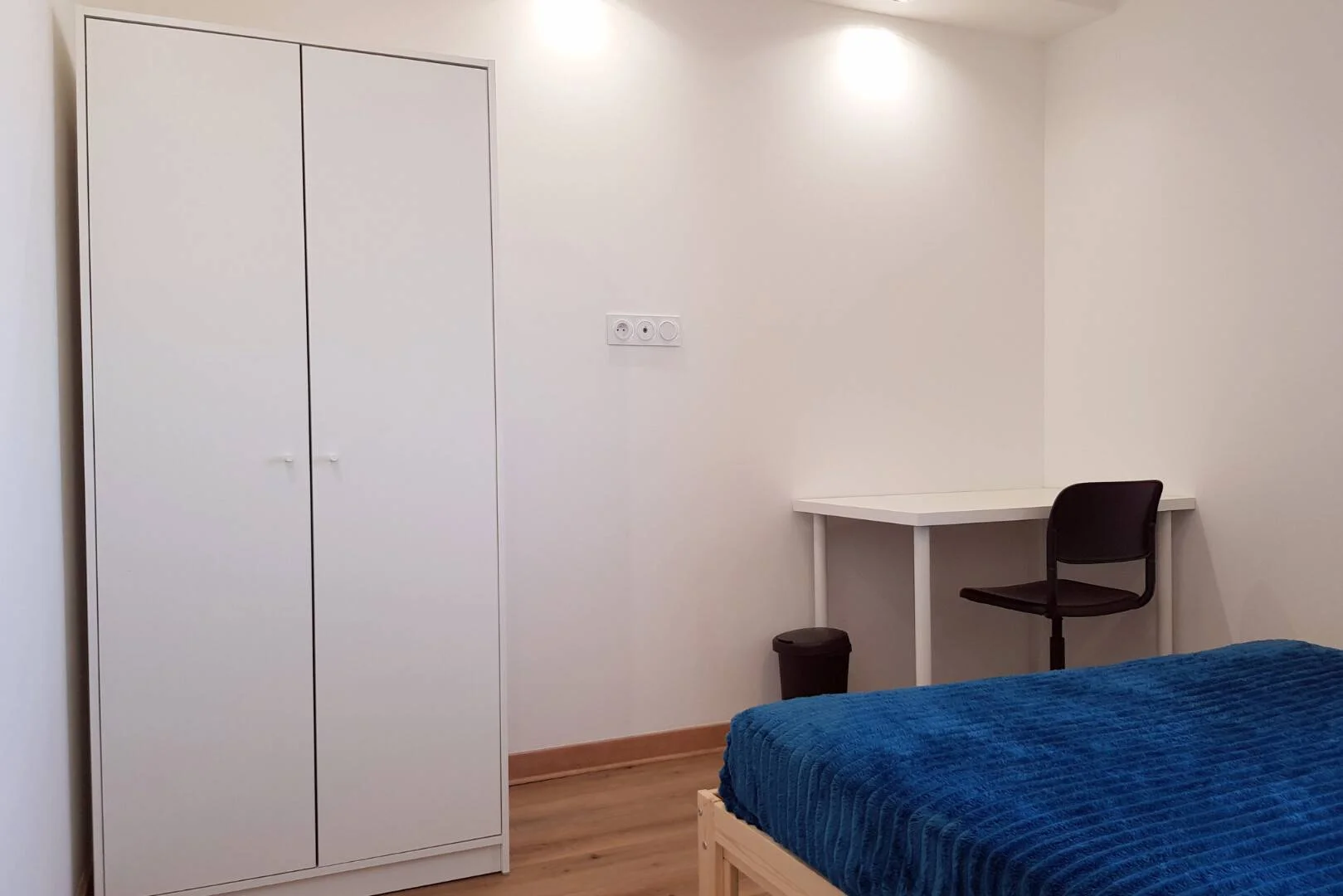 Habitación estudiantil funcional perfecta para estudiar en 