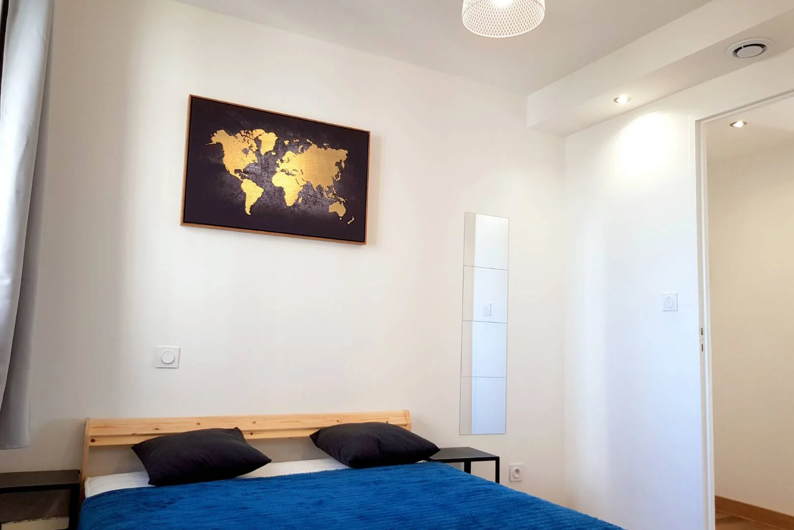 Habitación estudiantil luminosa y aireada con fácil acceso a la universidad en 