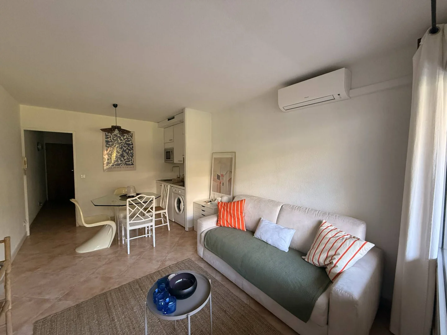 Chambre confortable pour étudiants disponible dans 