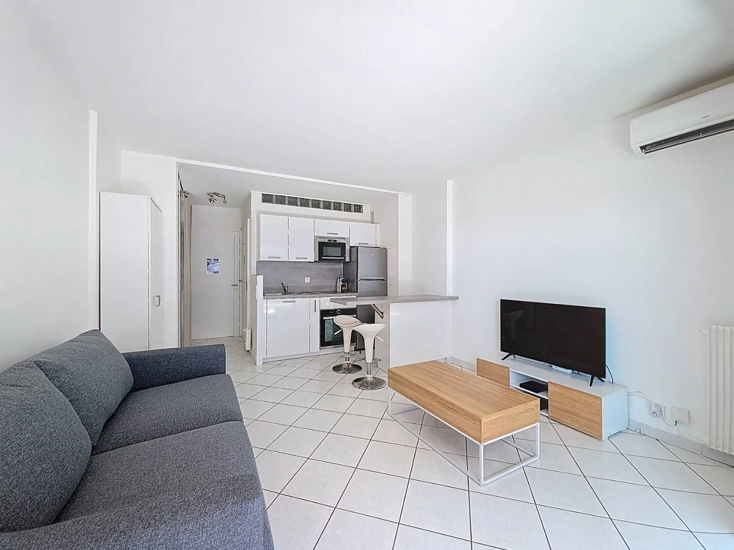 Room for rent in student apartment in , fully furnished