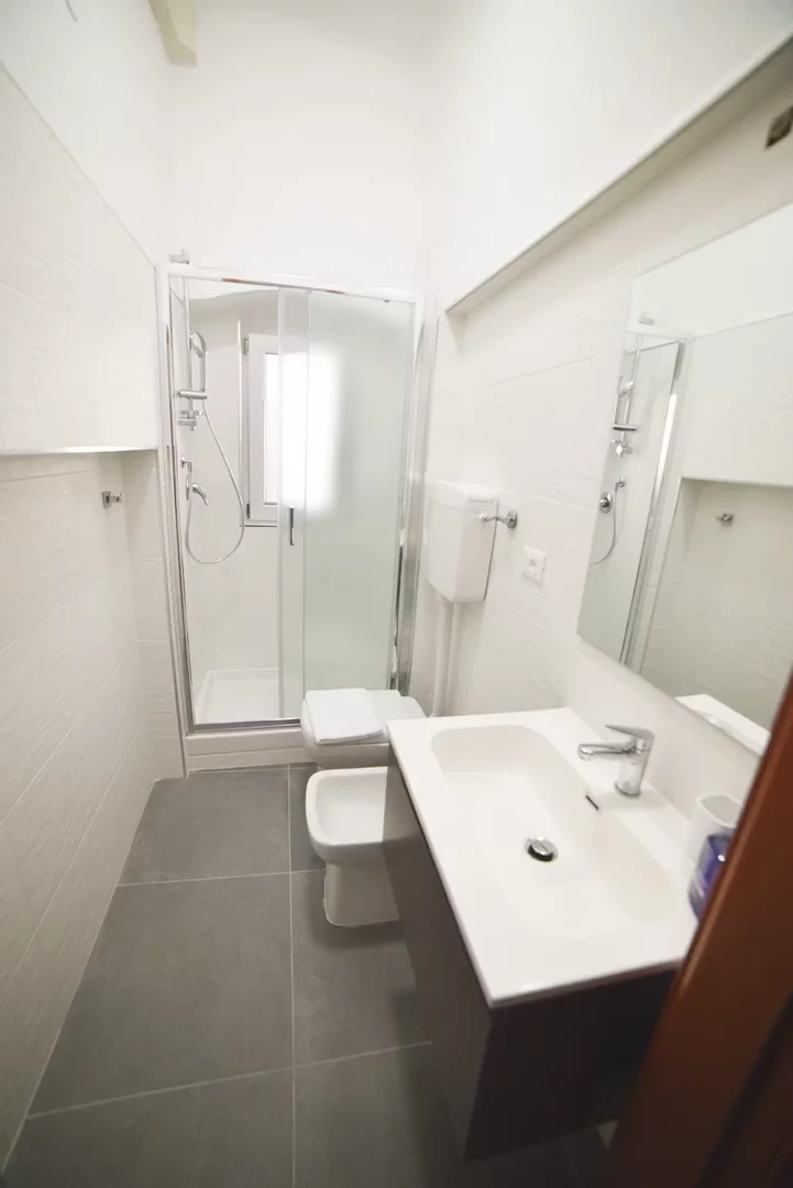 Habitación estudiantil funcional perfecta para estudiar en 