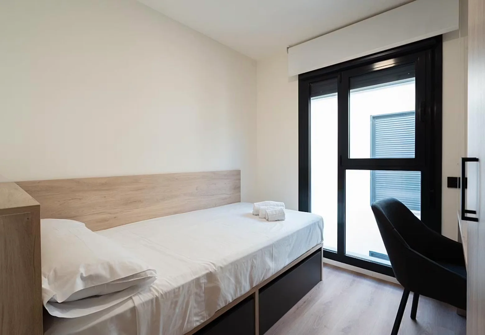 Funktionelles Studentenzimmer perfekt zum Studieren in