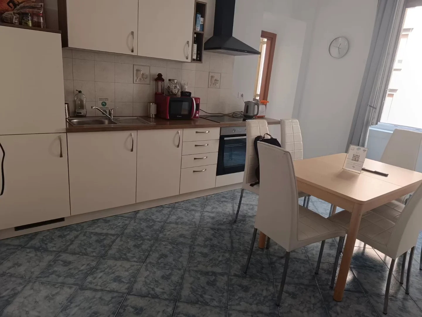 Chambre à louer dans un appartement d'étudiant à , entièrement meublée