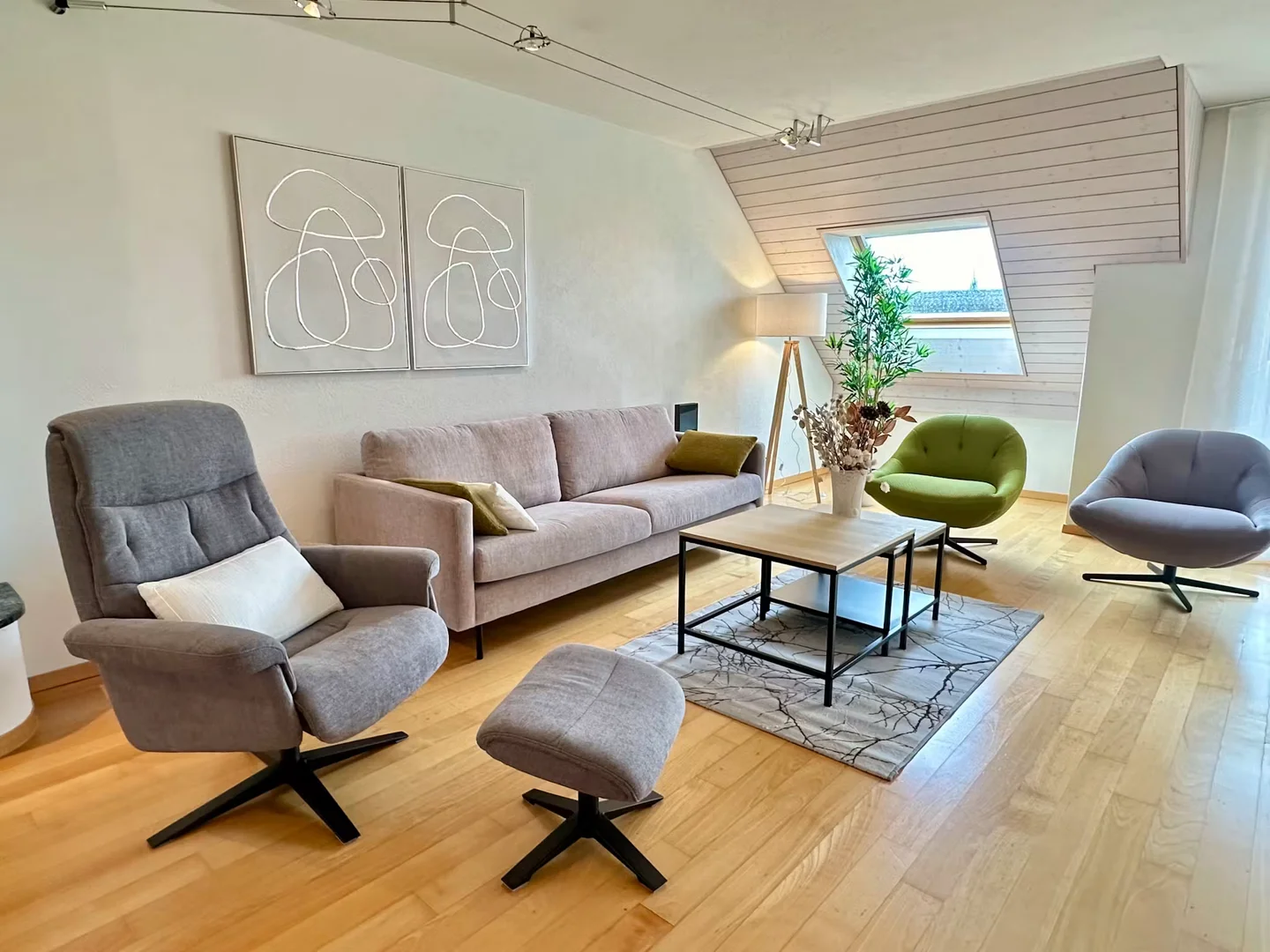 Quarto acessível para estudantes com iluminação ampla em