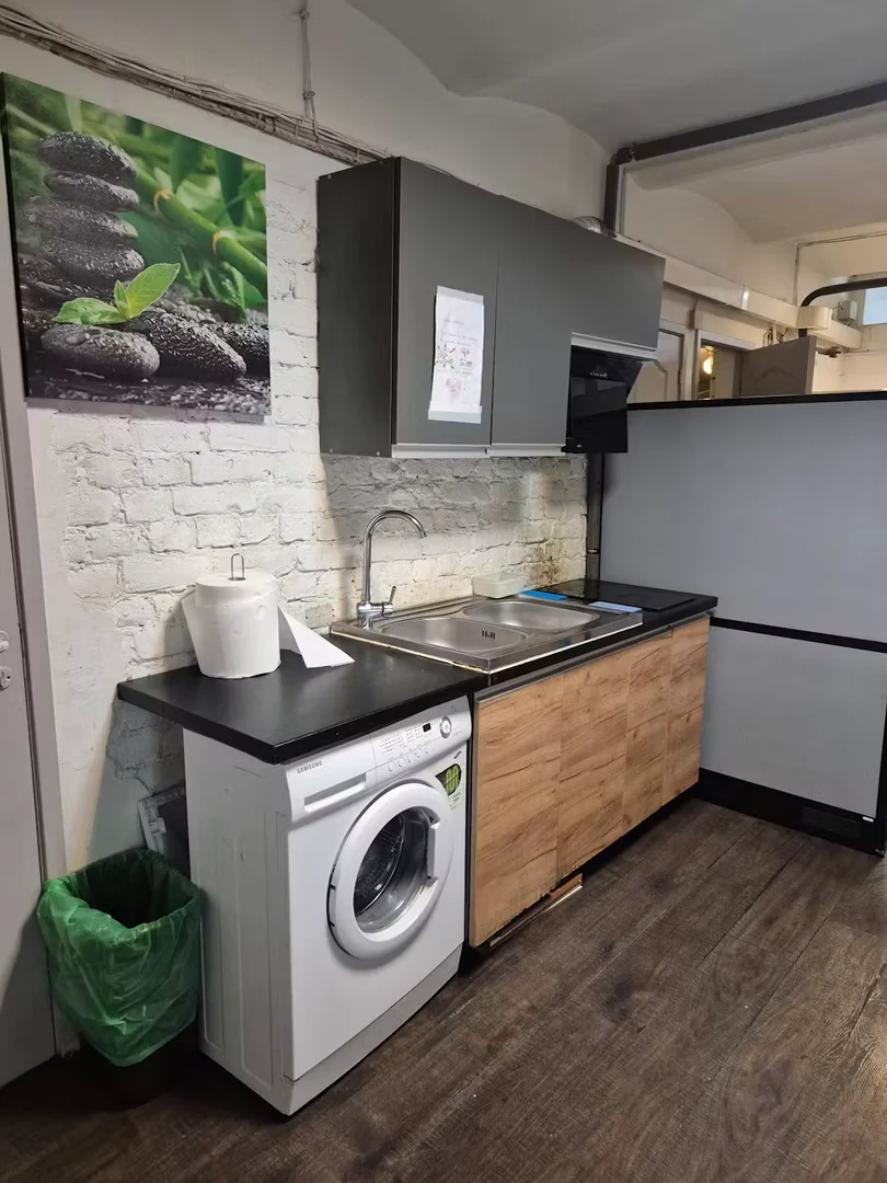 Chambre confortable pour étudiants disponible dans 