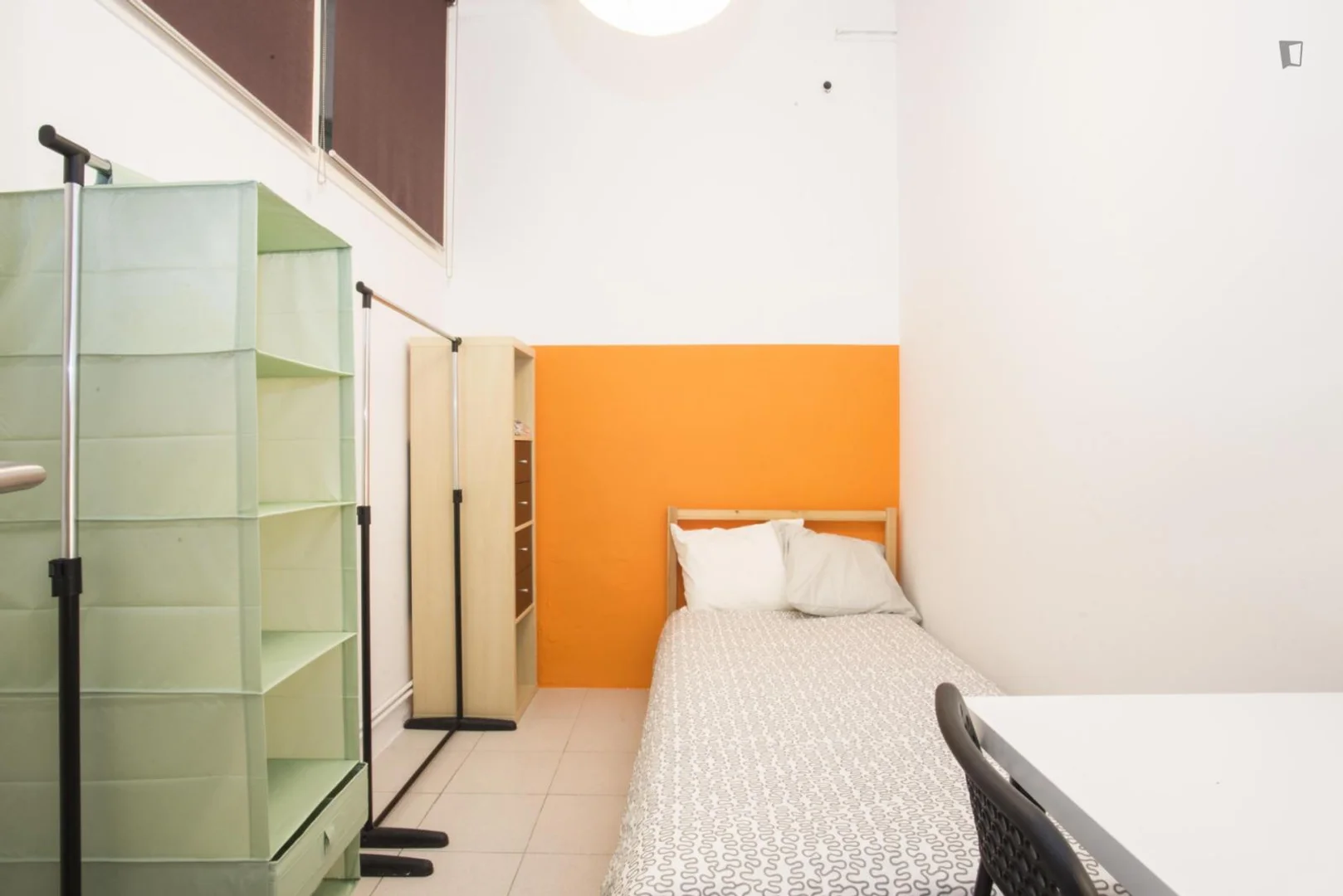 Bright and airy student room with easy university access in 