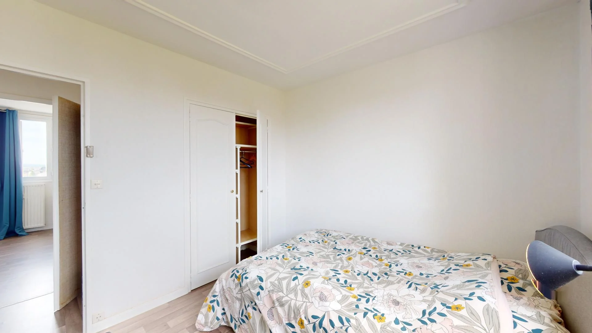 Habitación estudiantil funcional perfecta para estudiar en 