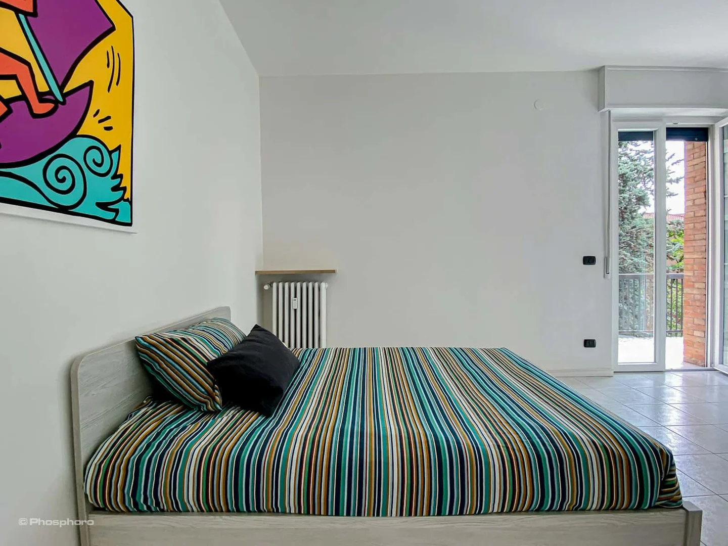Studentenzimmer in  mit Arbeitsbereich und Gemeinschaftseinrichtungen