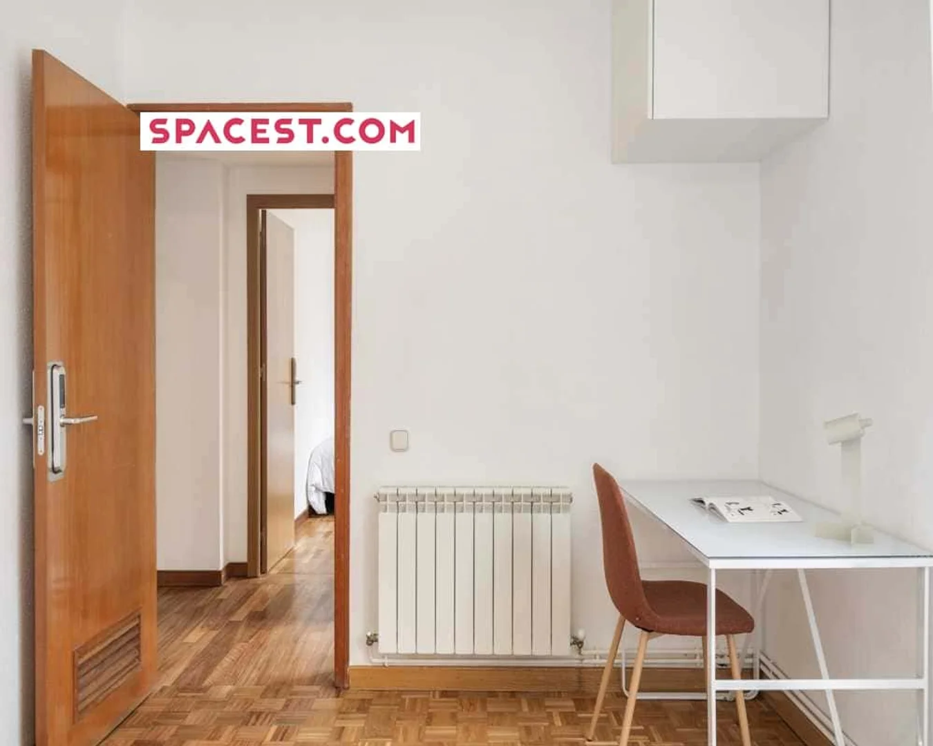 Habitación estudiantil amplia y cómoda en