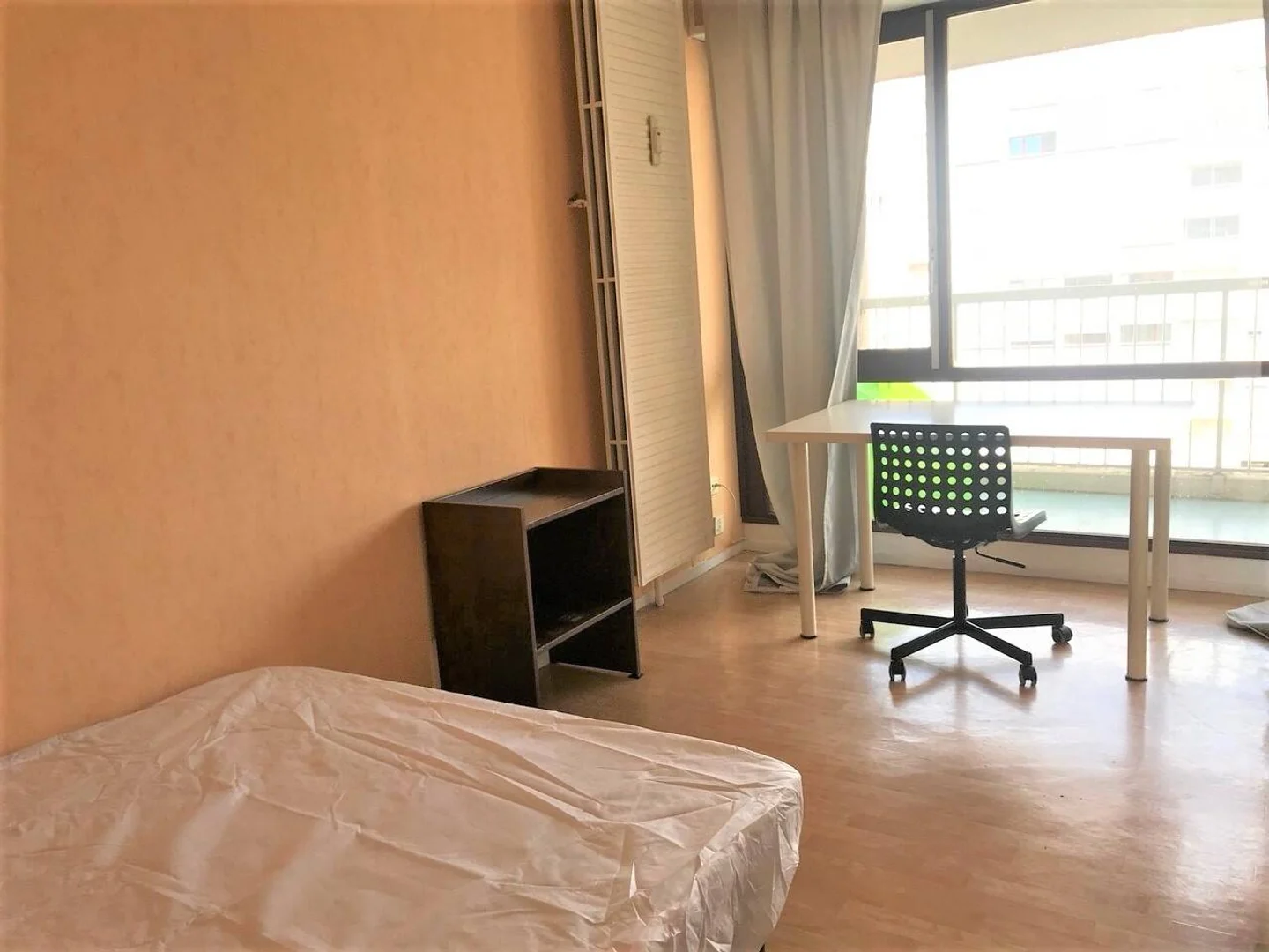Stanza economica per studenti con ampia illuminazione in 