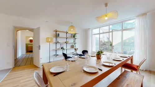 {area} de ortak bir dairede kiralık oda