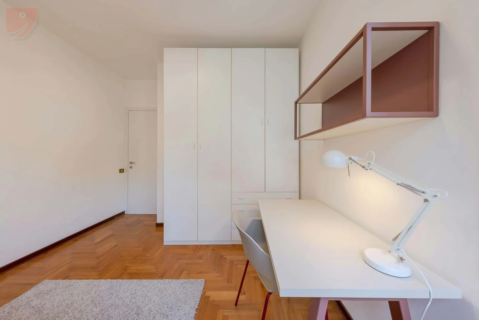 Chambre d'étudiant à  avec espace d'étude et installations communes