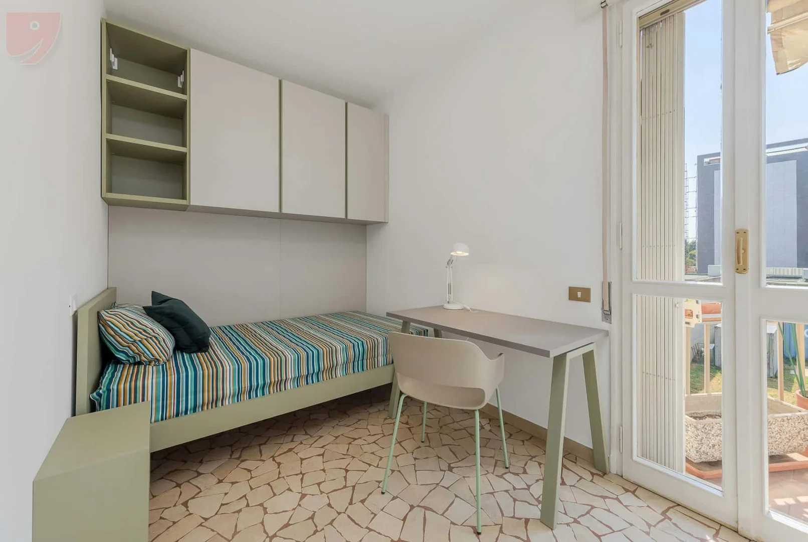Chambre d'étudiant à  avec espace d'étude et installations communes