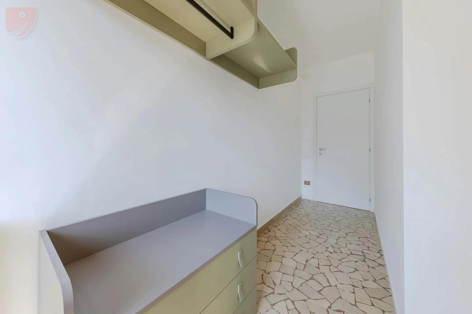 Chambre d'étudiant à  avec espace d'étude et installations communes