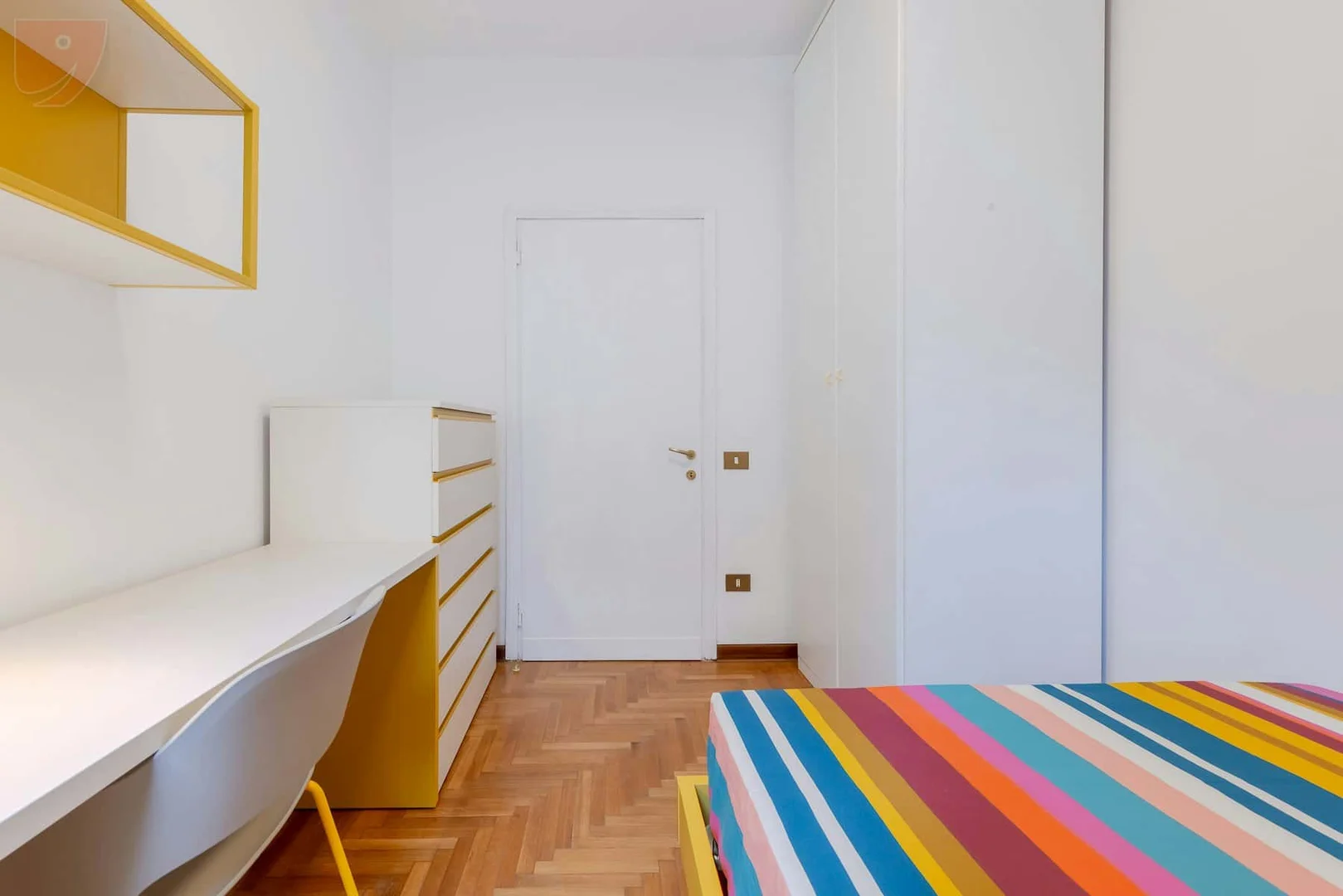 Habitación estudiantil amplia y cómoda en 