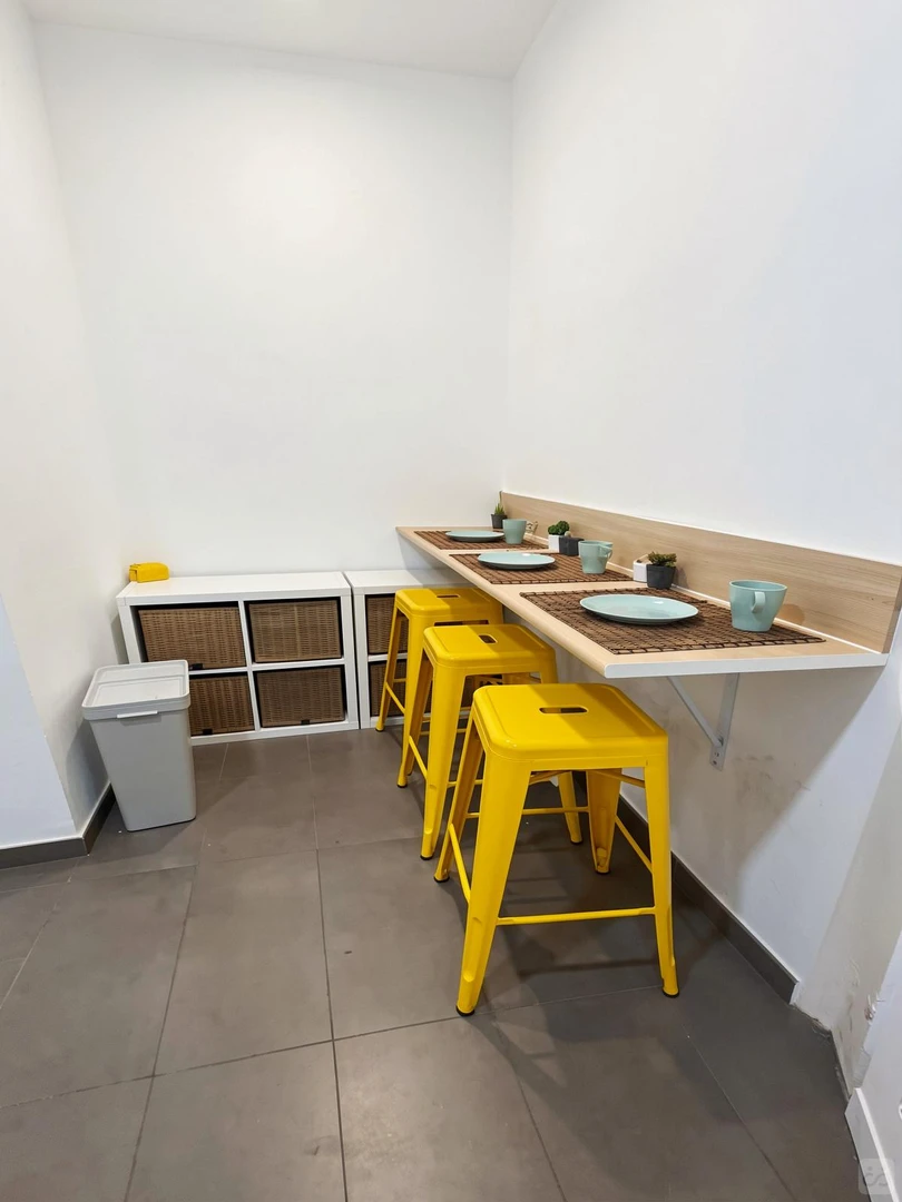 Quarto de estudante luminoso e arejado com acesso fácil à universidade em 