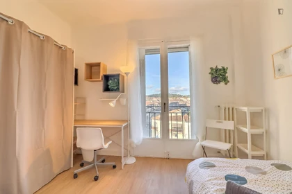 Room for rent with double bed Nimes