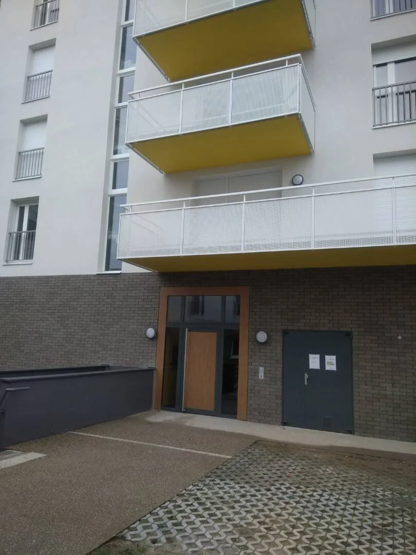 Affordable room for students with ample lighting in 