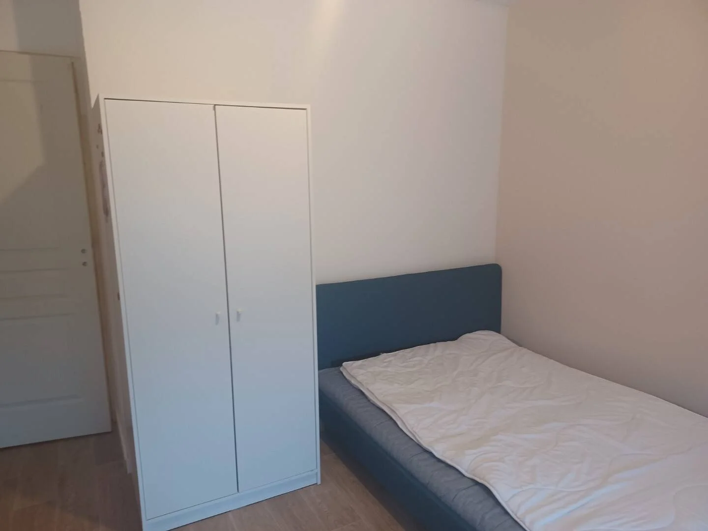 Affordable room for students with ample lighting in 