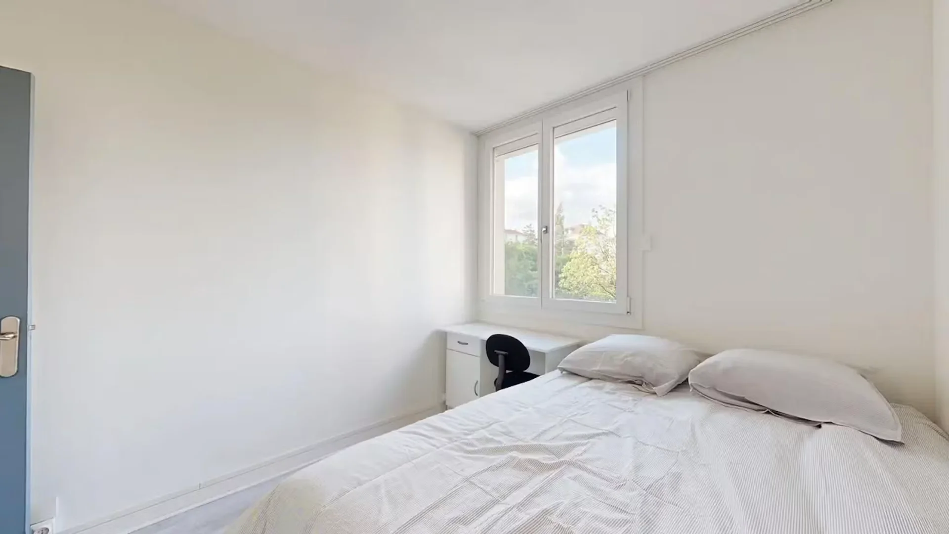 Chambre confortable pour étudiants disponible dans 