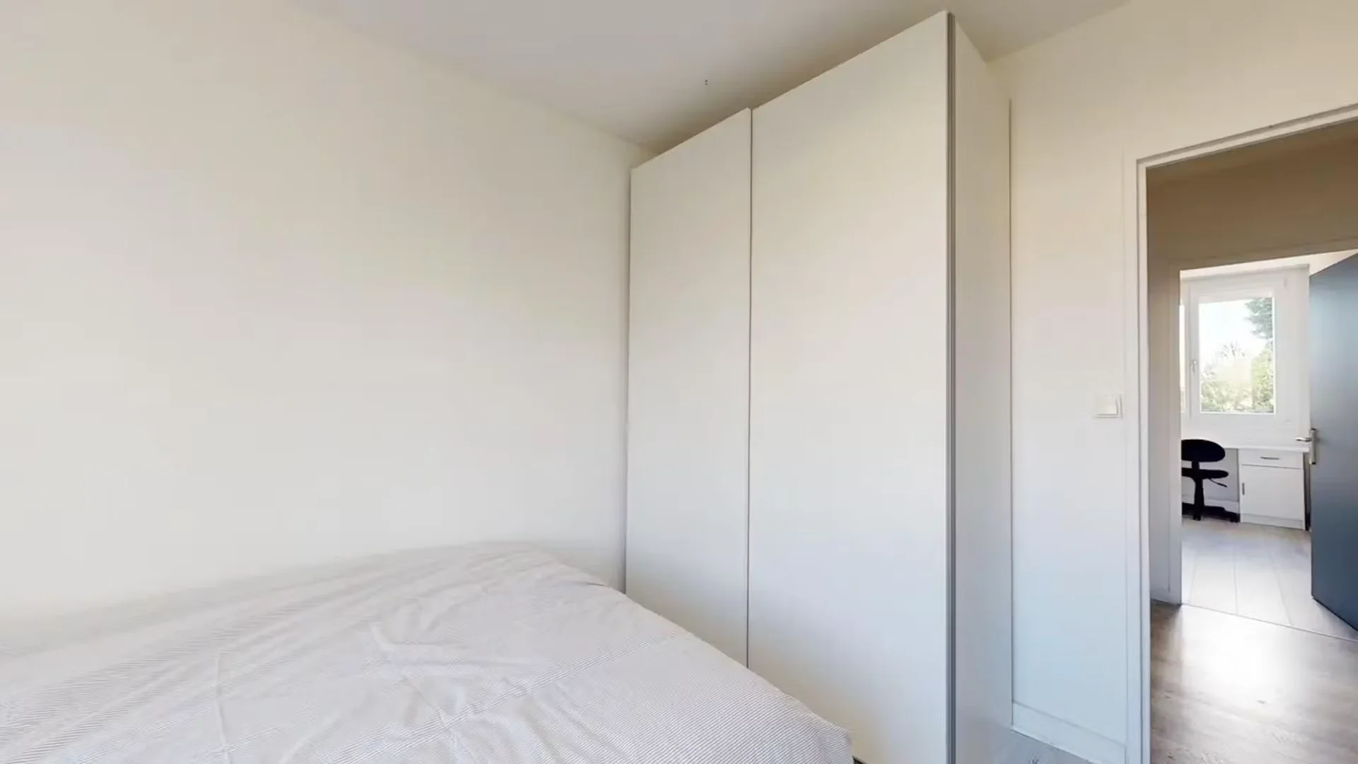 Chambre abordable pour les étudiants avec un bon éclairage dans 