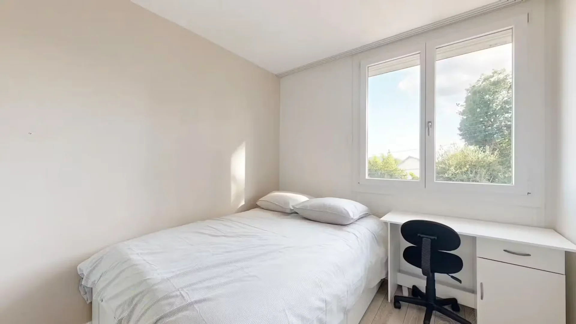 Chambre abordable pour les étudiants avec un bon éclairage dans
