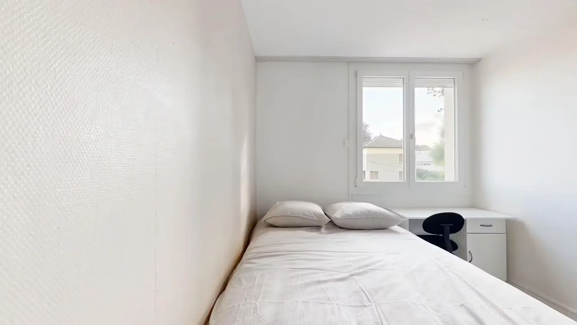 Chambre abordable pour les étudiants avec un bon éclairage dans