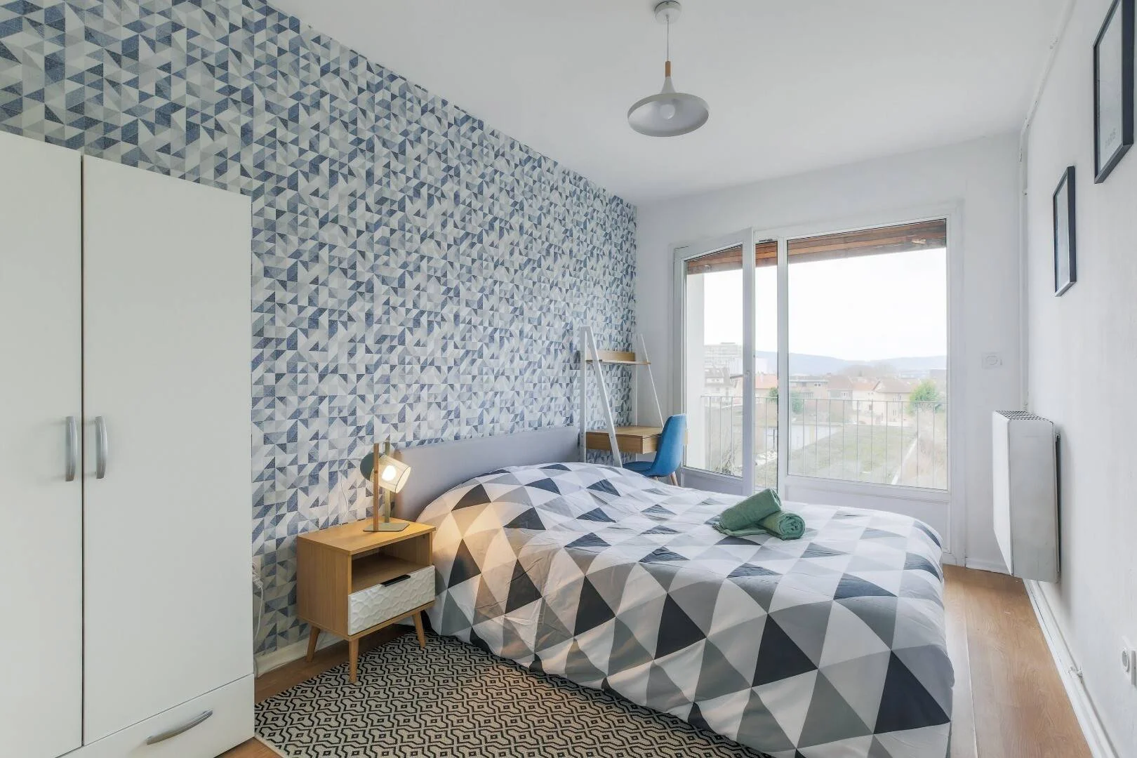 Chambre d'étudiant à  avec espace d'étude et installations communes