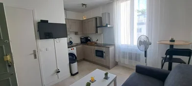 Quarto iluminado em {area}
