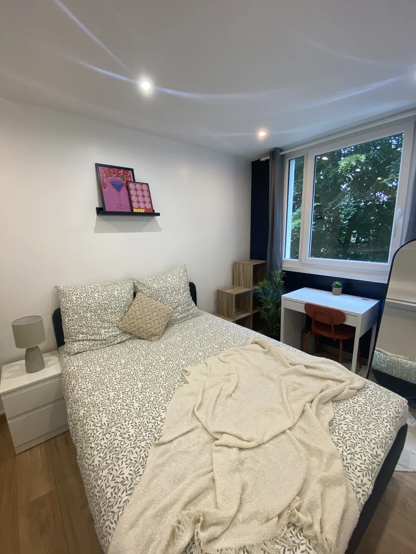 Habitación estudiantil económica cerca del campus en 