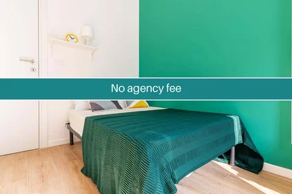 Zimmer mit Doppelbett zu vermieten {area}