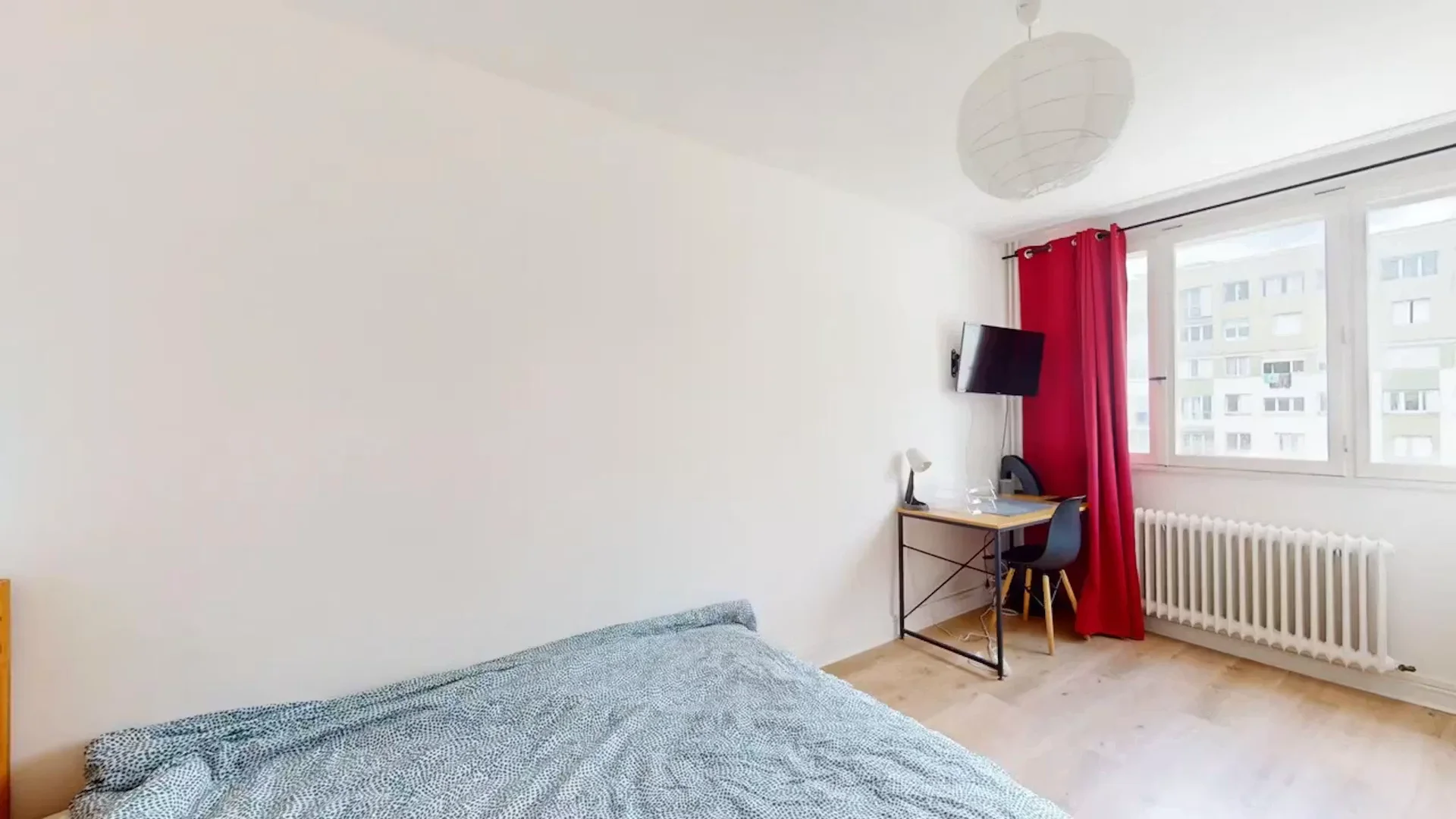 Quarto de estudante confortável e espaçoso em 