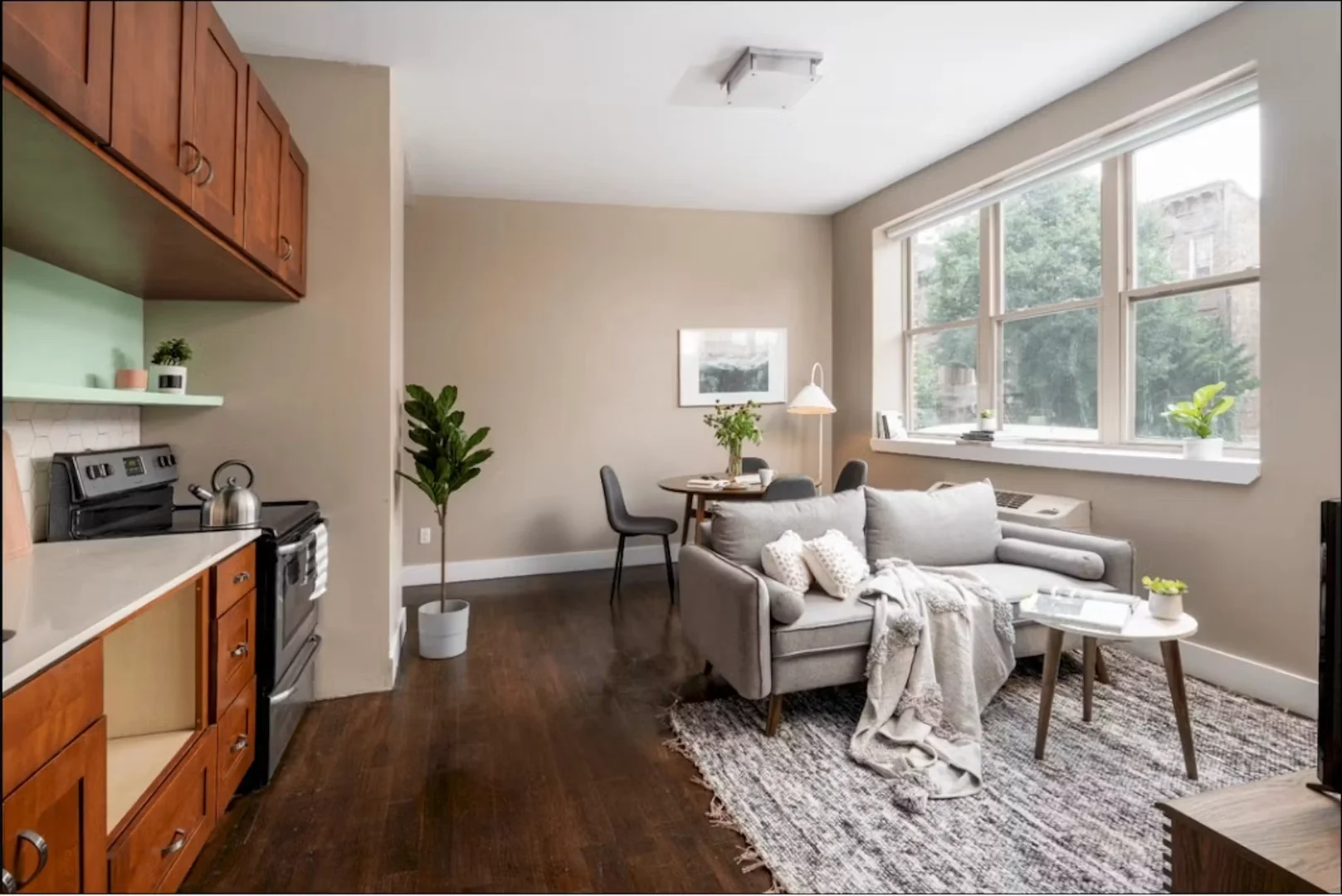 Economical student room with convenient location in 
