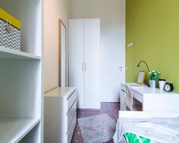 Quarto para alugar com cama de casal em {area}