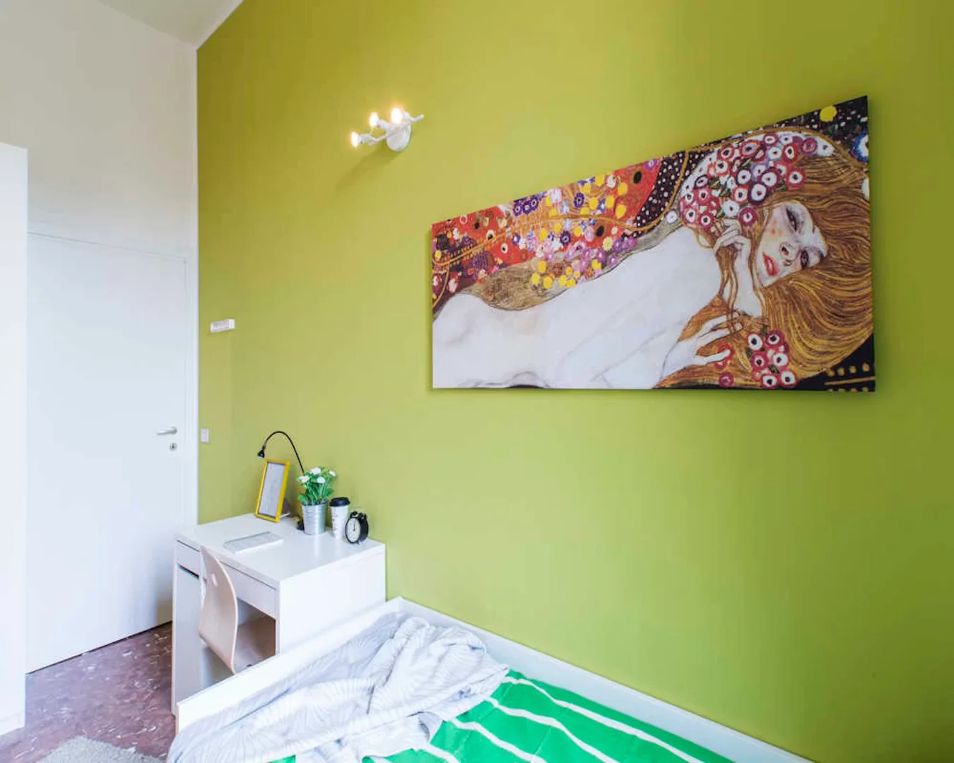 Quarto para alugar em apartamento de estudantes em , totalmente mobilado