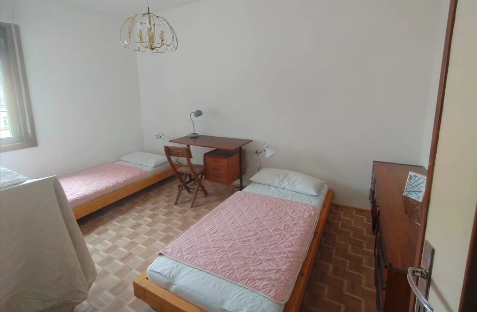 Chambre abordable pour les étudiants avec un bon éclairage dans 
