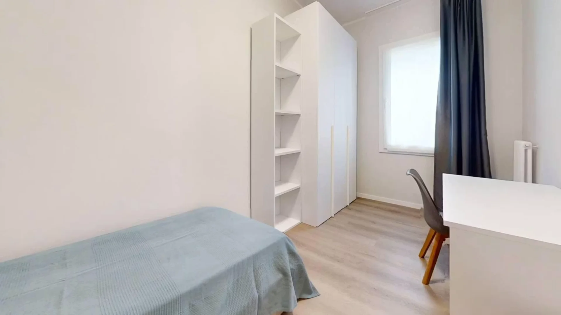 Habitación estudiantil luminosa y aireada con fácil acceso a la universidad en