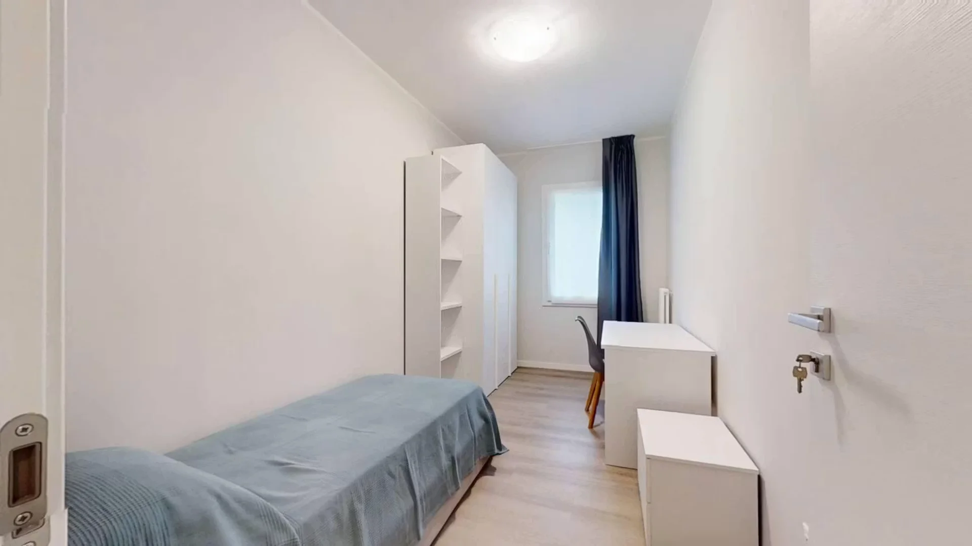 Habitación estudiantil luminosa y aireada con fácil acceso a la universidad en