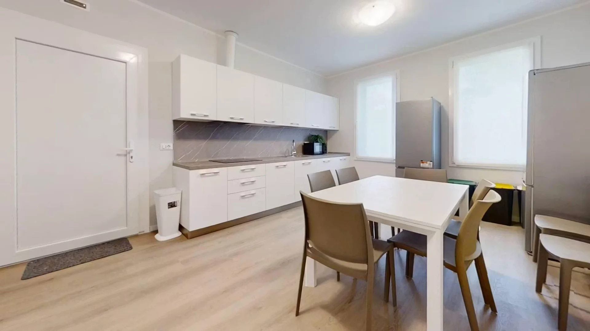 Habitación estudiantil amplia y cómoda en