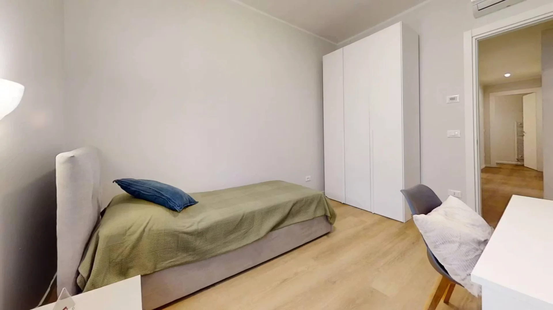 Chambre confortable pour étudiants disponible dans 