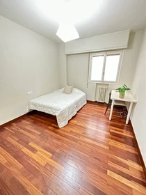 Renting rooms by the month in Pamplona-iruna