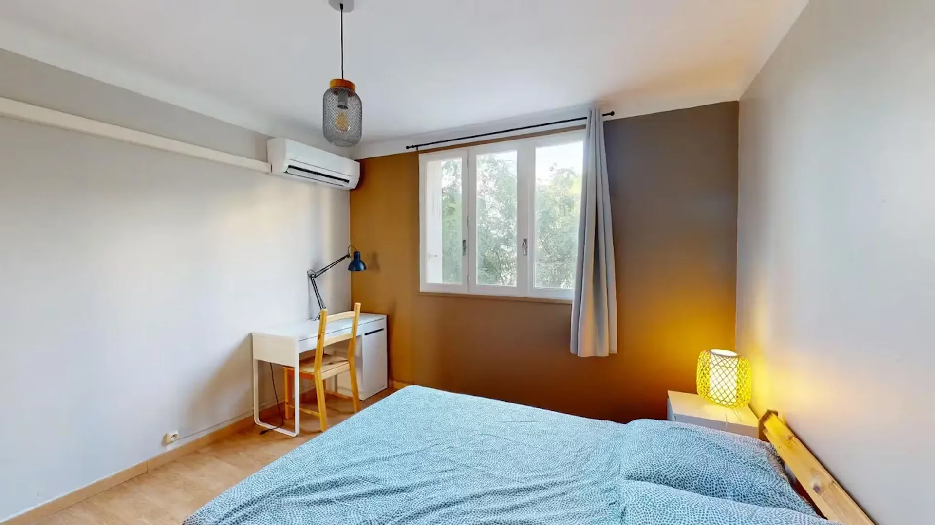 'de modern olanaklara sahip öğrenci dostu oda