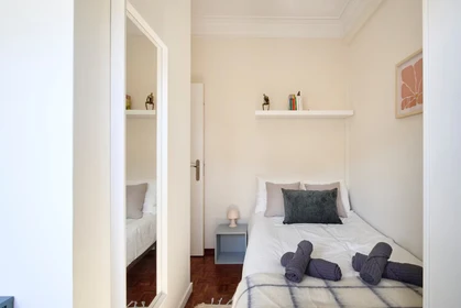 Quarto para alugar com cama de casal em Lisboa