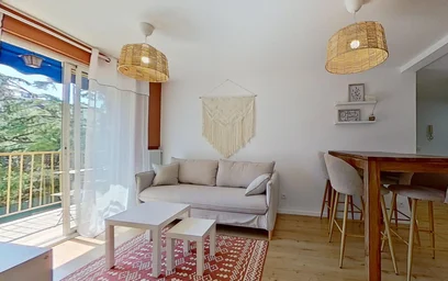 Quarto iluminado em {area}