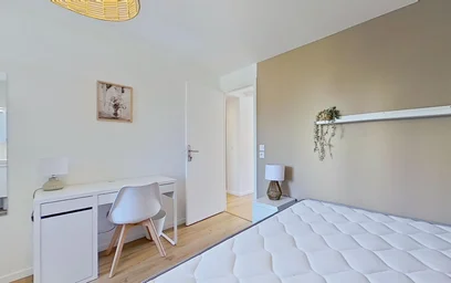 Chambre privée à 15 Avenue du Grand Pin, image 13 de 20