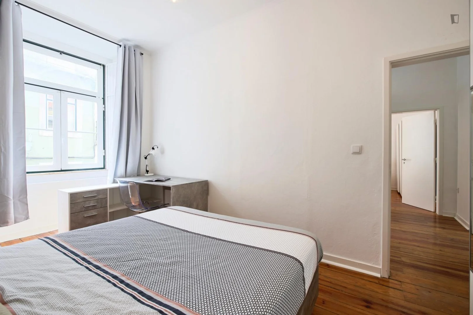 Bright and airy student room with easy university access in 