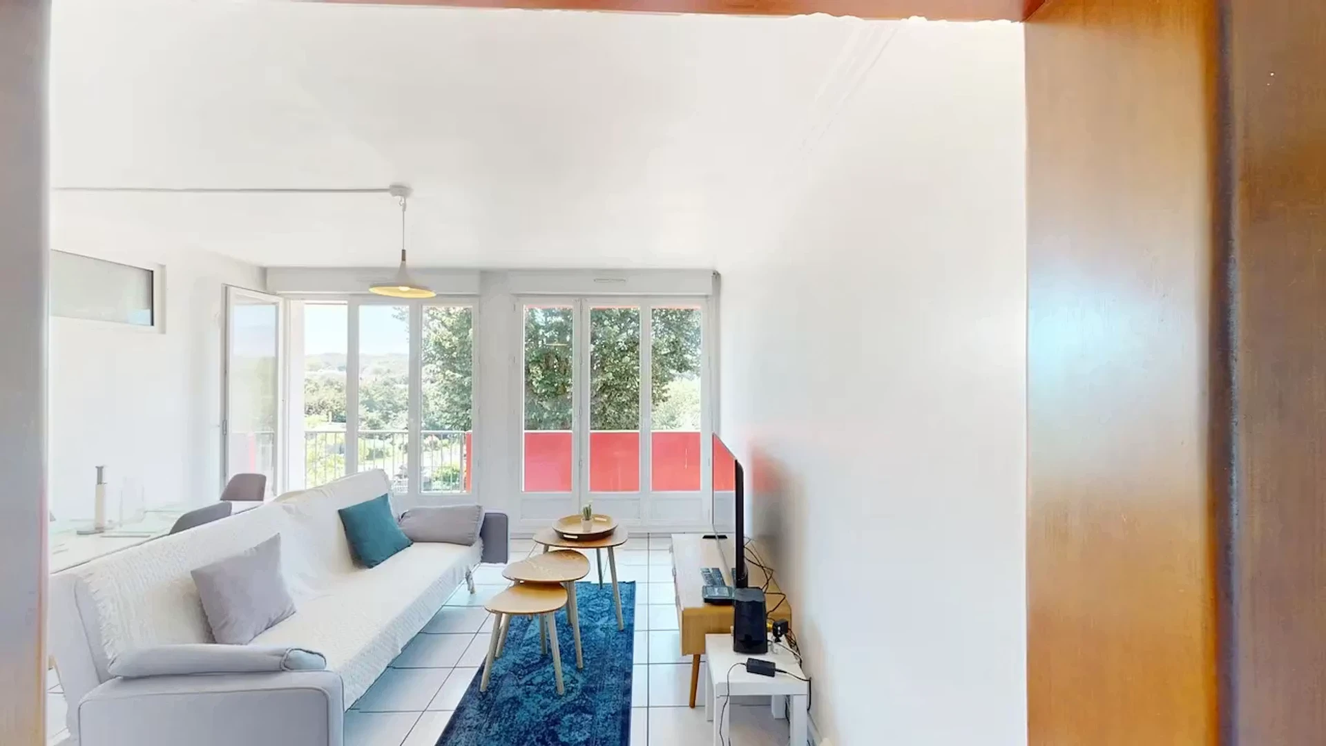 Habitación estudiantil funcional perfecta para estudiar en 