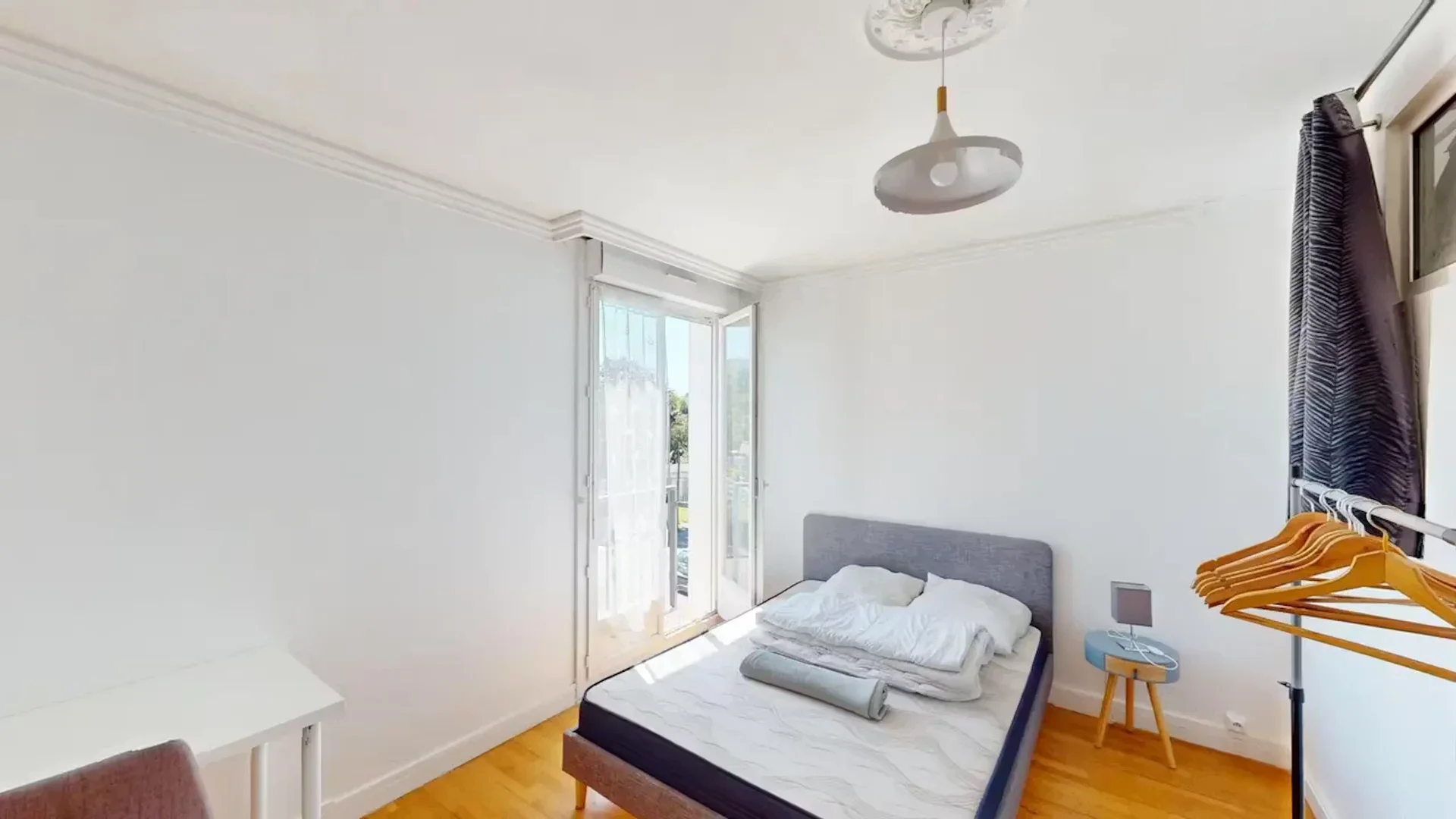 Quarto acessível para estudantes com iluminação ampla em 