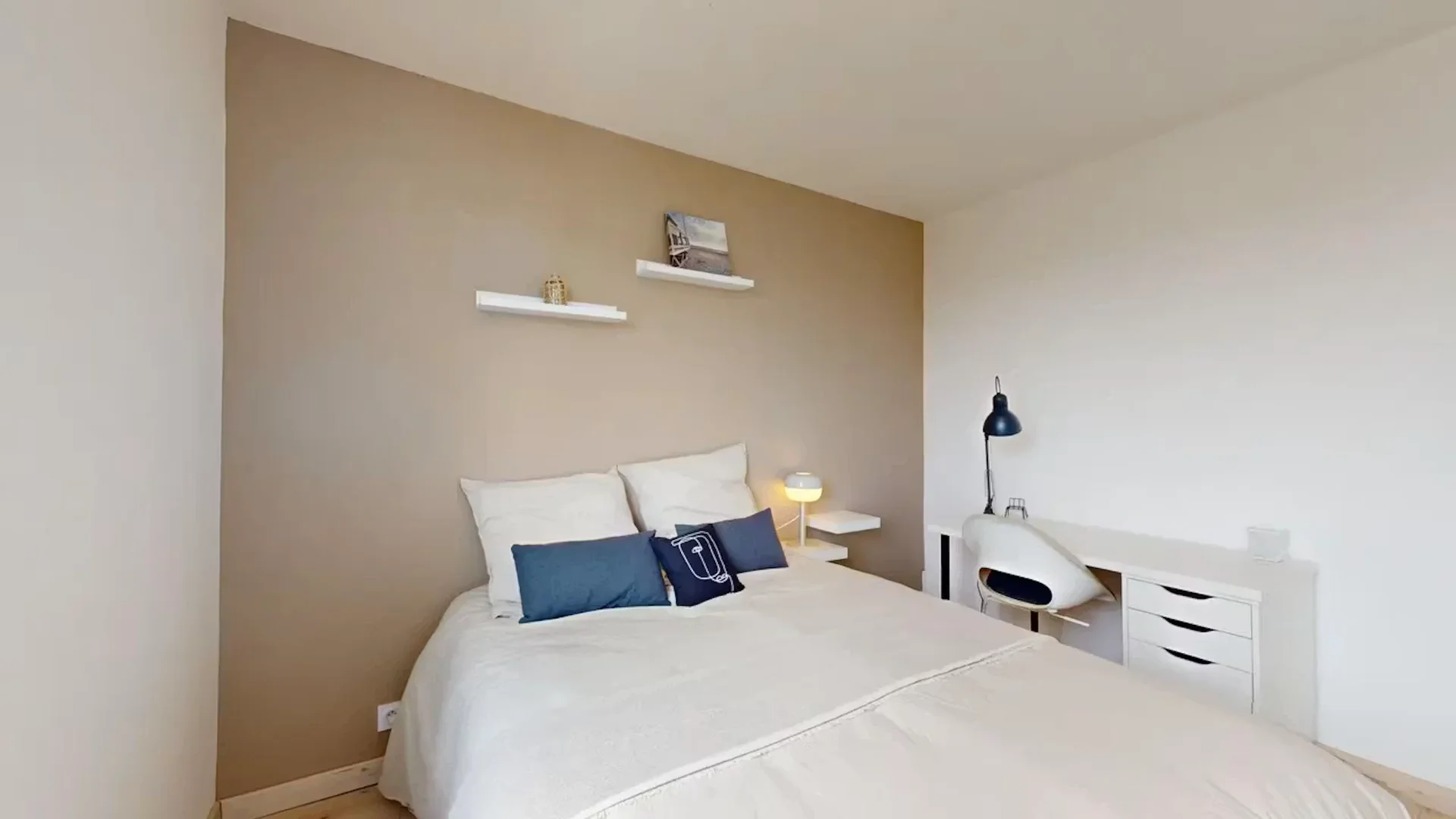 Economical student room with convenient location in